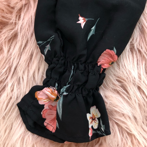 Beautiful H&M black floral blouse - Picture 6 of 8